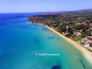 een luchtzicht op een strand en de oceaan bij Villa Falconara in Noto