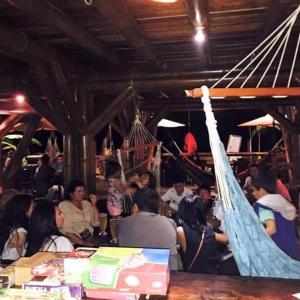 um grupo de pessoas sentadas numa sala com uma rede em Hotel Bambu Mompiche em Mompiche