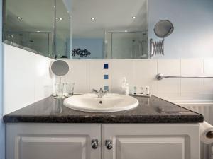 W łazience znajduje się umywalka i lustro. w obiekcie Puck's Retreat Bed & Breakfast w mieście Tredington