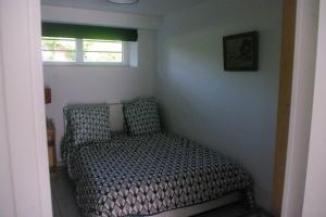 een slaapkamer met een bed in een kamer met een raam bij appartement autonome in Prémilhat