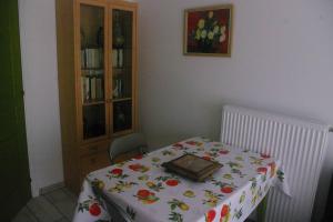 a small room with a table with a flowered table cloth at appartement autonome in Prémilhat +1 photo