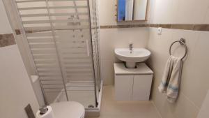łazienka z prysznicem, toaletą i umywalką w obiekcie TurAlmeria - Mirador Del Cabo1 - Apartamento con 2 dormitorios, 2 baños, piscina y plaza de garaje con vistas al mar en Retamar - Almería w mieście Retamar +11 zdjęć