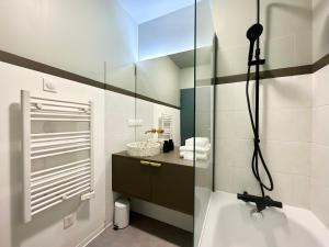 La salle de bains est pourvue d'une douche et d'un lavabo. dans l'établissement LE PLUMAÇON - Agréable - Proche Gare, à Mont-de-Marsan
