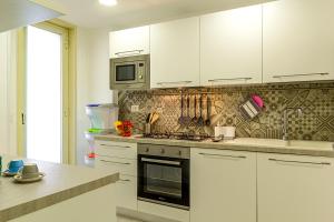 Kuchyň nebo kuchyňský kout v ubytování Suite Home Astrid