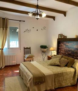 een slaapkamer met een groot bed in een kamer bij Torcales del Lobo Apartamentos Rurales in Pozo Alcón