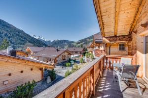 a balcony with a view of the mountains at Chalet Lux - Chaletdorf am Sonnenhang in Neukirchen am Großvenediger
