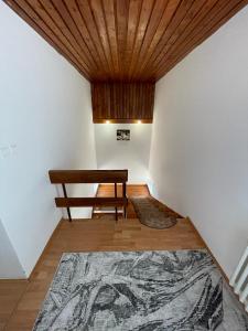 Habitación con banco, mesa y alfombra. en 4 Bedroom Elegant, beautiful and spacious home with a botanical garden en Senec