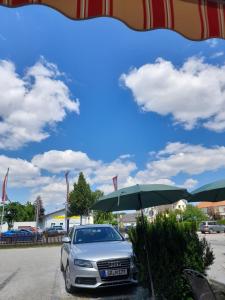 シュトラウビングにあるGasthof Falterの傘付き駐車場