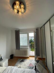 um quarto com um lustre no tecto em 4 Bedroom Elegant, beautiful and spacious home with a botanical garden em Senec