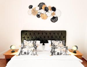um quarto com uma cama com uma cabeceira preta em Apartments Đurašević em Sveti Stefan