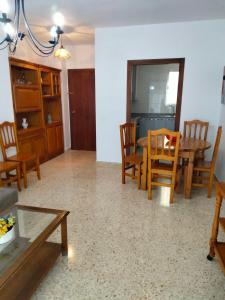 salon ze stołem i krzesłami w obiekcie Margaritas w mieście Alcossebre