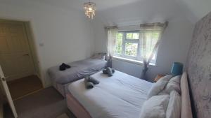 Billede fra billedgalleriet på 6 Bedroom Huge Holiday Home with parking i Luton