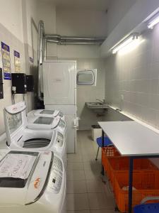 una habitación de hospital vacía con una mesa y un mostrador en Comfort, location and ammenities in Buenos Aires en Buenos Aires
