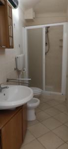 La salle de bains est pourvue de toilettes, d'un lavabo et d'une douche. dans l'établissement Dolce Vita Alta Ventimiglia, à Vintimille