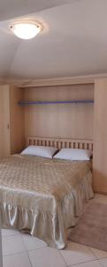 - une chambre avec un grand lit et une couverture blanche dans l'établissement Dolce Vita Alta Ventimiglia, à Vintimille