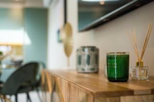 un cristal verde sobre una mesa de madera en Marble Arch Suite 8-Hosted by Sweetstay en Londres