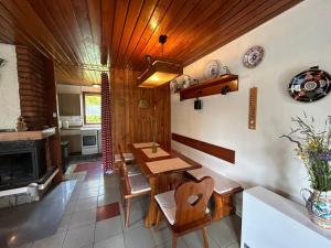 拉耶斯凱特普利采的住宿－Chata Gabriela，一间带桌子和壁炉的用餐室