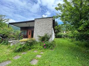 una pequeña casa de piedra en un jardín en Chata Gabriela, en Rajecké Teplice