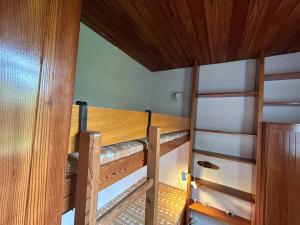 Habitación pequeña con 2 literas. en Chata Gabriela en Rajecké Teplice