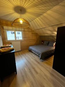 - une chambre avec un lit et un grand plafond dans l'établissement Gîte BB OURS, à Villard-de-Lans