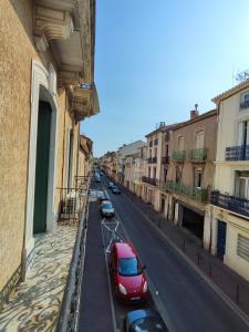 ベジエにあるBright and modern 3-bedroom apartment, 90m2 with Air condition, in Beziersの建物の通りに停まった赤い車