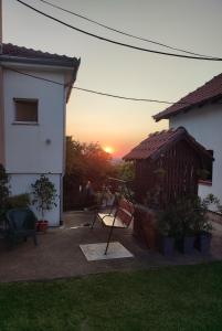 een uitzicht op een zonsondergang vanuit een huis bij Starčević apartmani Orašac Aranđelovac in Orašac