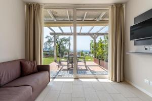 A television and/or entertainment centre at La Chioma di Berenice Garda Residence