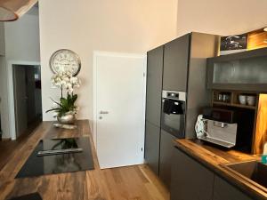 A kitchen or kitchenette at kleines Seeglück