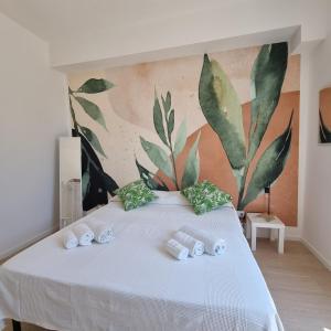 een slaapkamer met een bed met handdoeken erop bij CASA TURCHESE in Favignana
