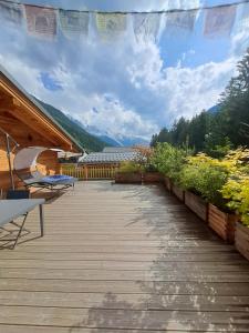 une terrasse avec un banc et une vue sur les montagnes dans l'établissement appartement Shangrila, à Chamonix-Mont-Blanc
