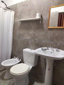 a bathroom with a toilet and a sink at Sarmiento Monoambiente in Concordia