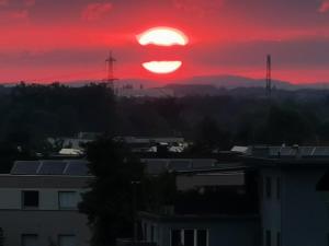 Východ nebo západ slunce při pohledu z apartmánu nebo okolí