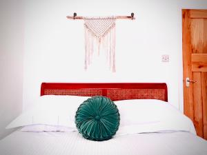 Postel nebo postele na pokoji v ubytování Gordy Hall -Sea facing Welsh cottage with stunning views