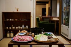 einen Tisch mit zwei Teller Essen drauf. in der Unterkunft Kohaku in Nara