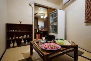 una mesa con dos platos de comida y una botella de vino en Kohaku en Nara