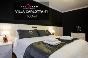 ein Schlafzimmer mit einem Bett mit Handtüchern darauf in der Unterkunft The Queen Luxury Apartments - Villa Carlotta in Luxemburg (Stadt)