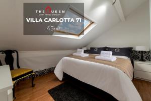 een slaapkamer met een bed en een bord aan de muur bij The Queen Luxury Apartments - Villa Carlotta in Luxemburg