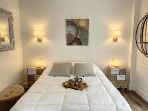 ein Schlafzimmer mit einem weißen Bett und einem Tablett darauf in der Unterkunft Charmant appartement au centre de Chamonix, 4 pers, parking - FR-1-507-59 in Chamonix-Mont-Blanc