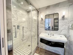 ein weißes Badezimmer mit Waschbecken und Dusche in der Unterkunft Charmant appartement au centre de Chamonix, 4 pers, parking - FR-1-507-59 in Chamonix-Mont-Blanc