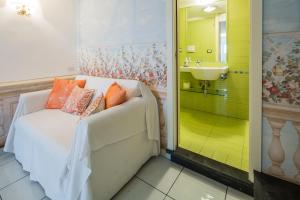 La salle de bains est pourvue d'un lit, d'un lavabo et d'une douche. dans l'établissement L'Incanto Casa Vacanze, à Vietri 31 autres photos