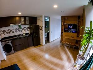 A kitchen or kitchenette at Cómodo apartamento tipo Loft en centro de Bogotá 5