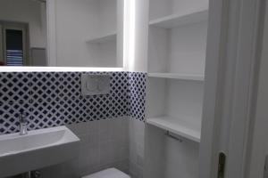 アトラーニにあるDomus Claudiaのバスルーム(洗面台、トイレ、鏡付)