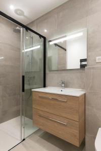 een badkamer met wastafel en douche bij L'Annexe Metz Cathédrale in Metz +8 foto's