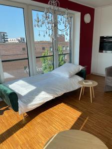 a large bed in a room with a large window at Penthouse-Wohnung mit Flussblick in Oldenburg