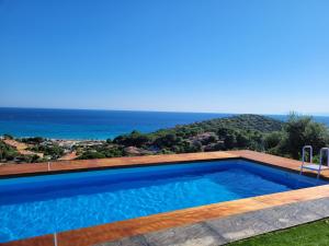 una piscina con vistas al océano en Villetta con piscina panoramica Belvedere Mari Pintau, en Geremèas