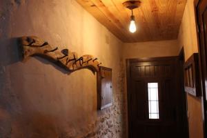 a room with a wall with a wooden door at El Descanso del Talegones in Torrevicente