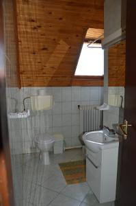 A bathroom at Apartman Anikó Vendégház