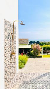 - une porte donnant sur une cour avec vue sur une maison dans l'établissement Gordy Hall -Sea facing Welsh cottage with stunning views, à Pendine