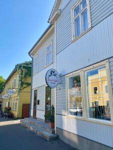 een winkel met een bord aan de zijkant van een gebouw bij Downtown Apartment in Pärnu