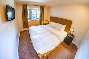 Katil atau katil-katil dalam bilik di Glacier Lodge 205 - Blackcomb Base, Ski In Ski Out